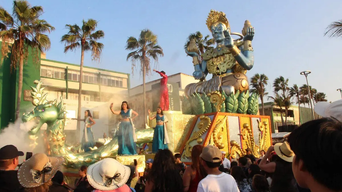 afluencia de personas en carnaval de maazatlan